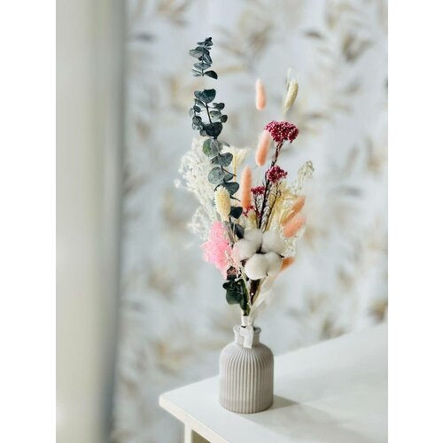 Букет микс стабилизированных цветов и сухоцветов в вазе ручной работы