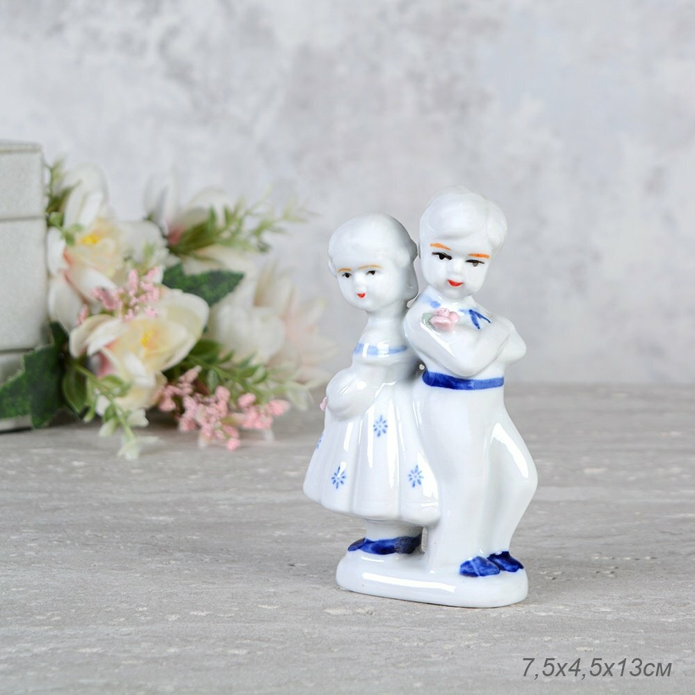 фото Статуэтка фарфоровая "Мальчик с девочкой"
