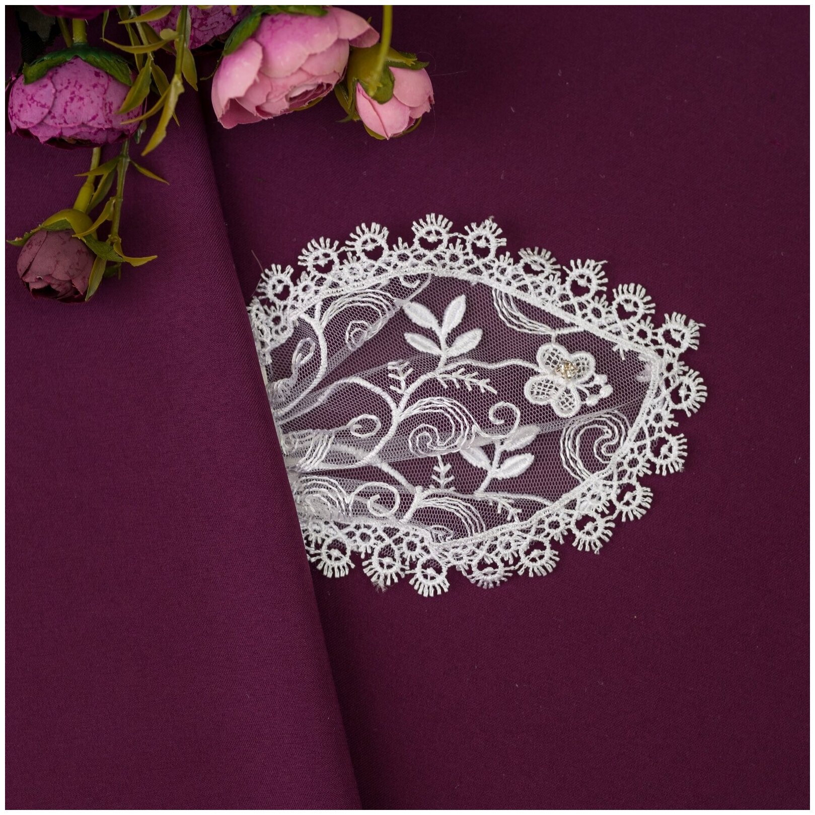 Кружевной платочек в петлицу свадебного костюма жениха из тонкого капрона с вышитыми цветочными узорами и сверкающим стразом