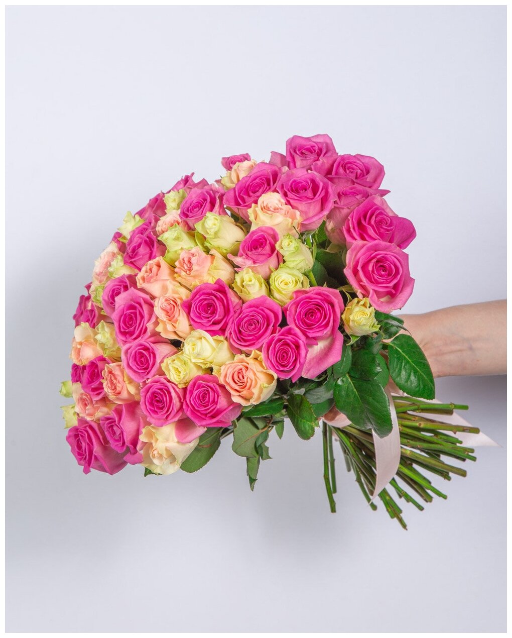 Букет из 41 Розы Кения, цвет розово-бежевый микс, под ленту