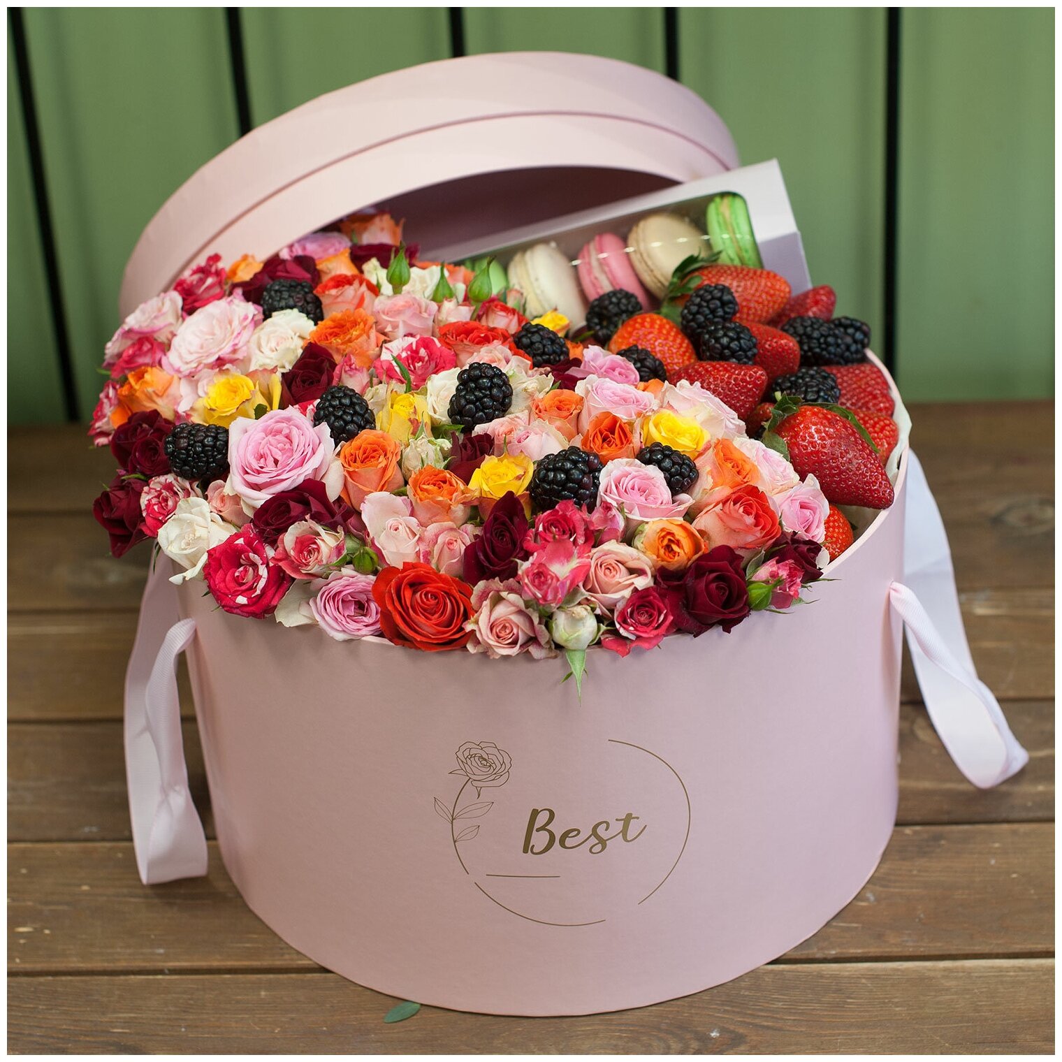 Коробка с цветами, ягодами и макарунами "Момент сладкой жизни"