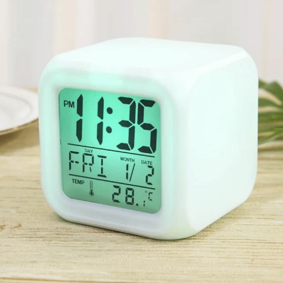 Электронные настольные часы будильник КУБ с сенсорной подсветкой хамелеон.