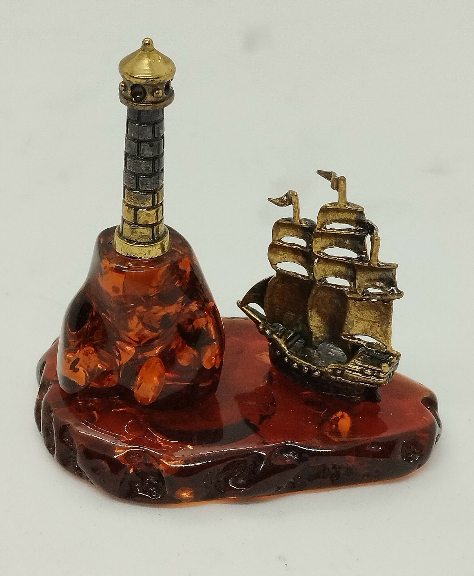 Фигурка бронза с янтарем " Маяк с парусником ", арт 207 — фото 1