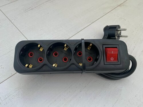 Изображение товара Удлинитель бытовой 3 розетки с кнопкой, 1.0 метр с плоской вилкой. (Черный)