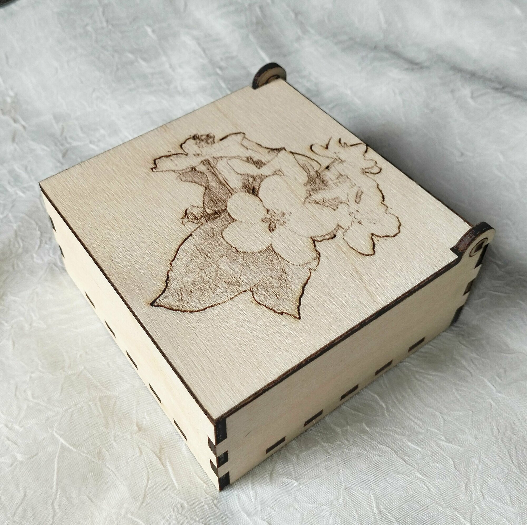 Деревянная подарочная коробка с наполнителем 9х9х5 см / шкатулка для украшений