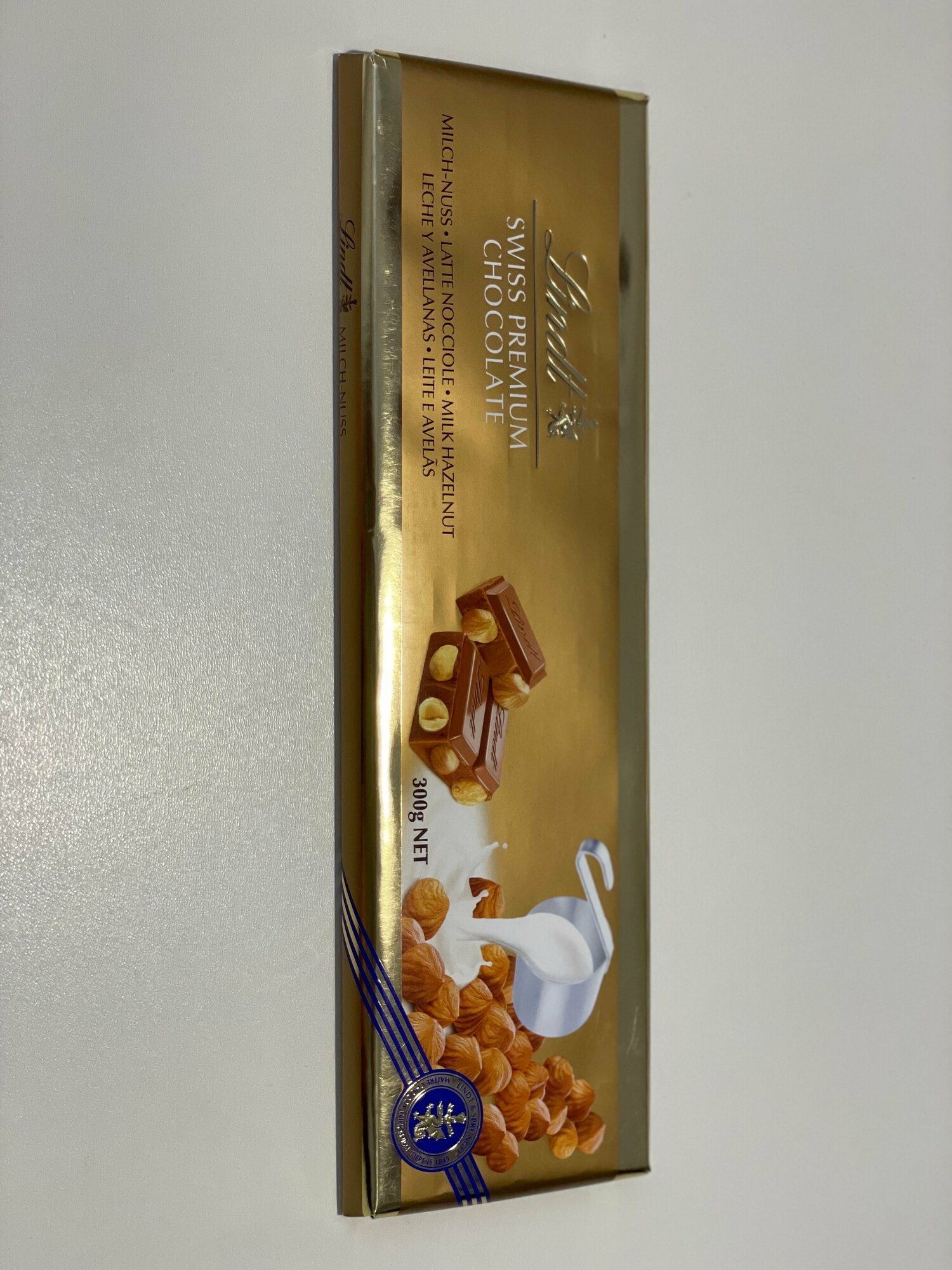 Шоколад Lindt Gold Swiss Premium Milk - Hazelnut Chocolate / Линд Премиум Молочный с цельным фундуком, 300 гр (Швейцария) - фотография № 16