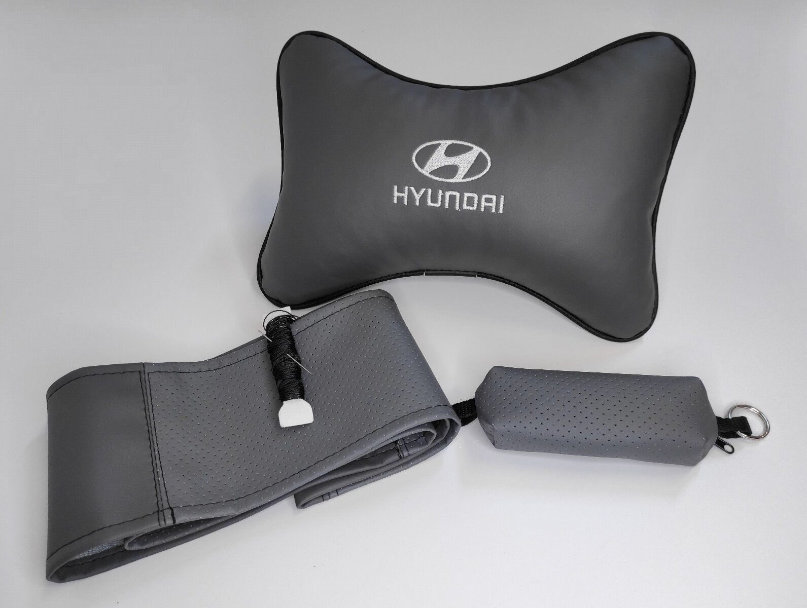 HYUNDAI Подарочный набор: подушка на подголовник из экокожи с логотипом (хендай)  оплетка ключница экокожа серая