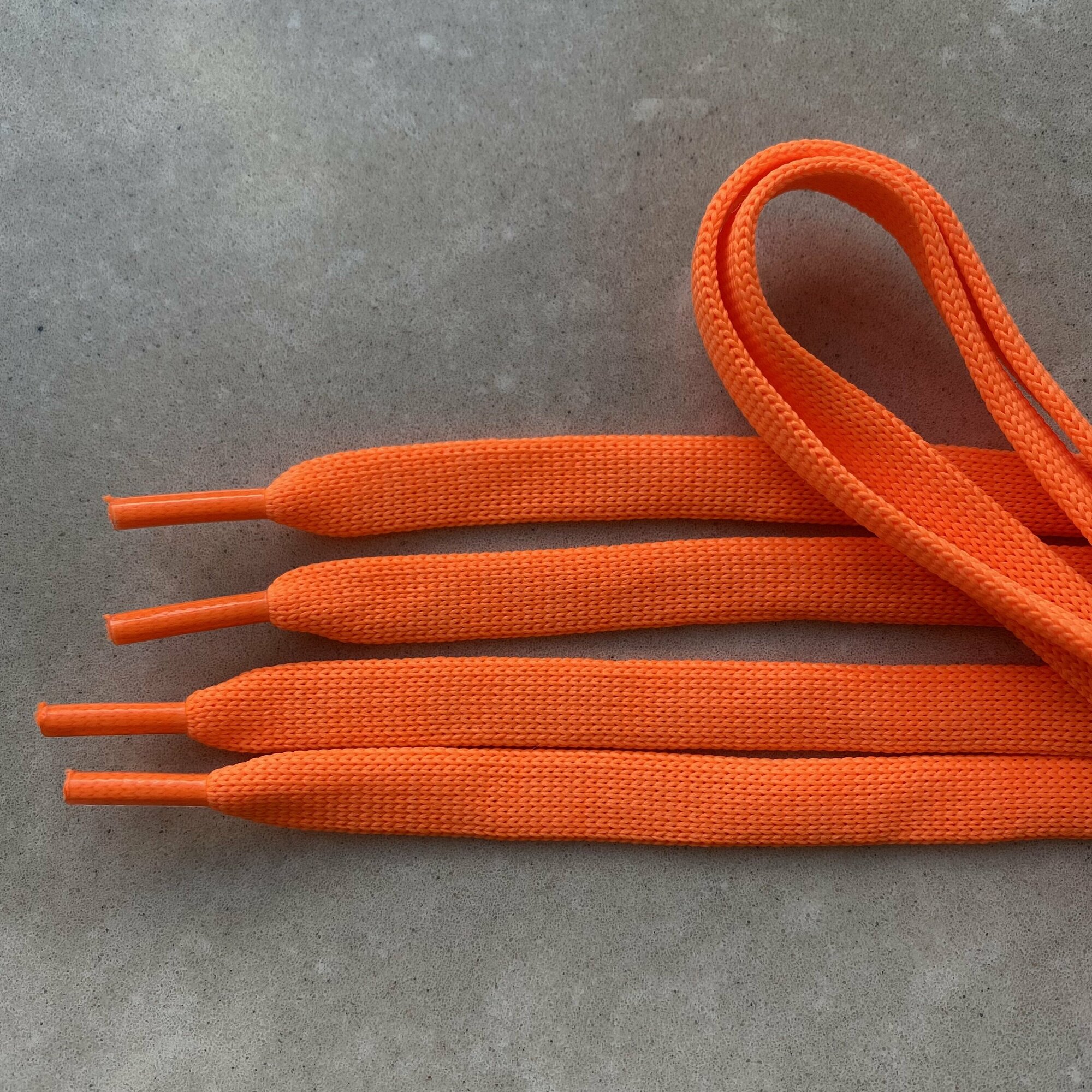 Шнурки люкс 110см оранжевый неон плоские широкие 10мм (1 пара) для обуви / одежды 76/10 - фотография № 3