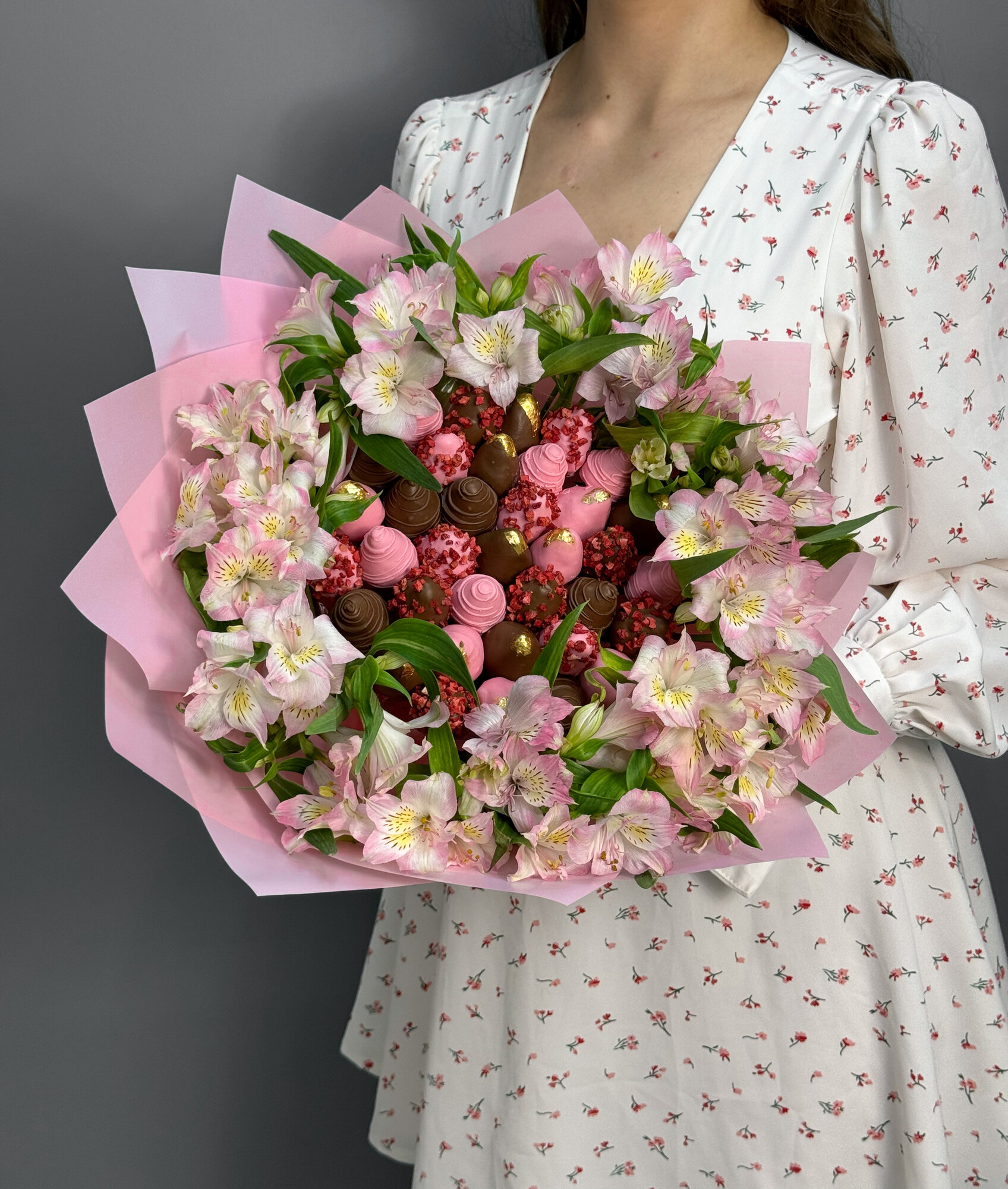 Букет из клубники в шоколаде и розовой альстромерии Gorgeous