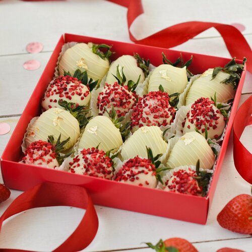 Изображение товара Клубника в шоколаде, «Праздник» Премиум классика сладкий подарок для любимой девушки в белом и молочном шоколаде