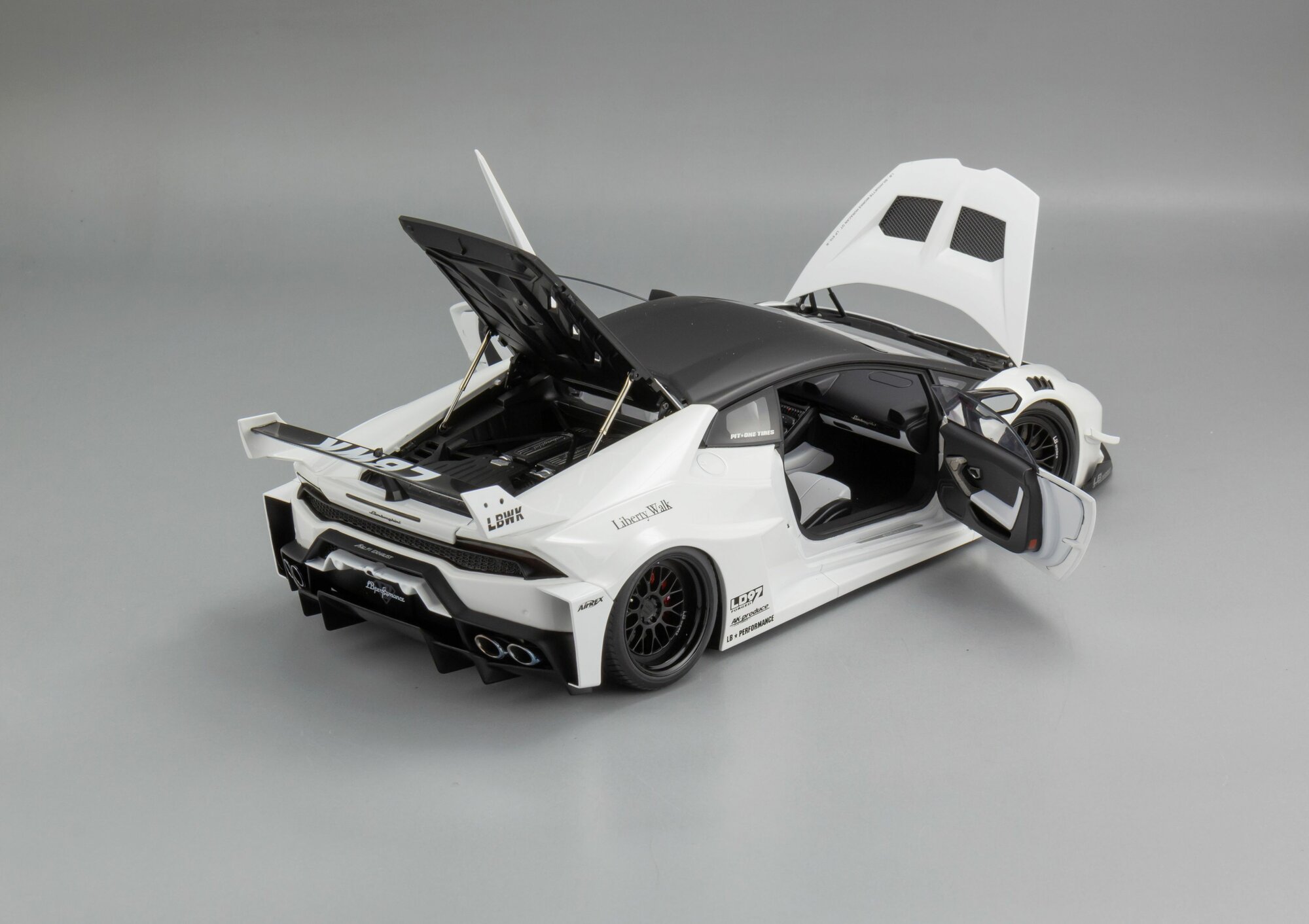 1:18 Lamborghini Huracan GT Liberty Walk LB Silhouette, Коллекционная масштабная модель от AUTOart — фото 1