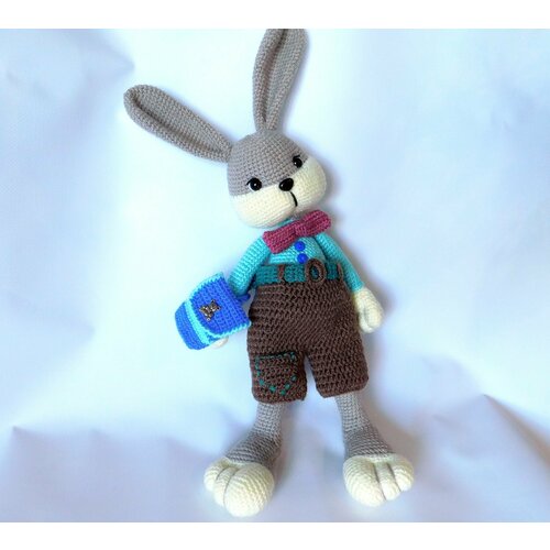 Зайка, вязаный, школьник, с рюкзаком, сувенир, интерьерная фигурка, мягкая, ручная работа