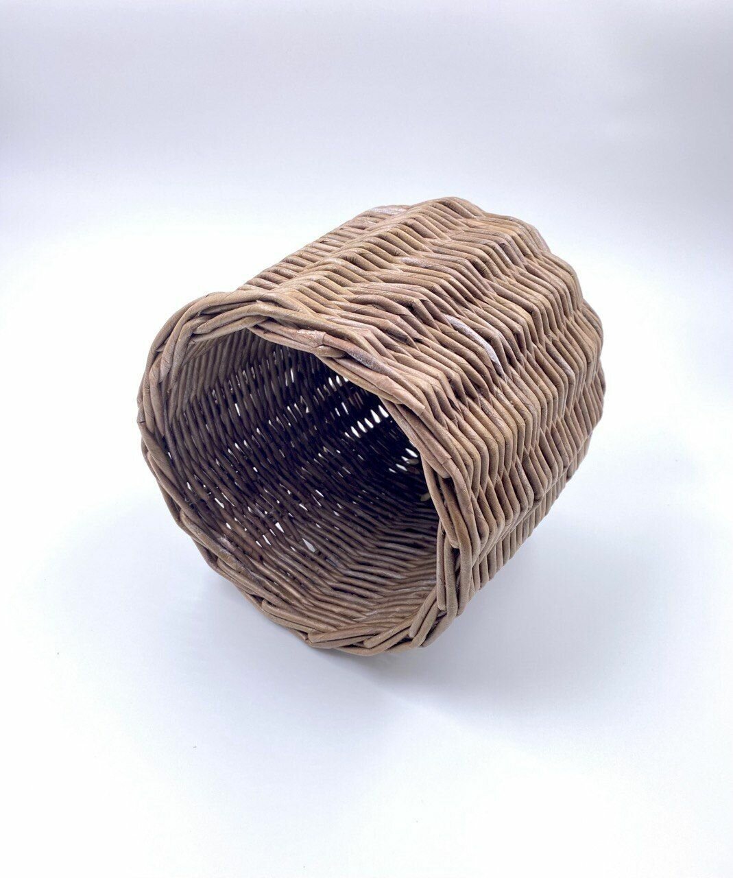 Корзинка плетеная кашпо из бумажной лозы для хранения, декора - фотография № 3