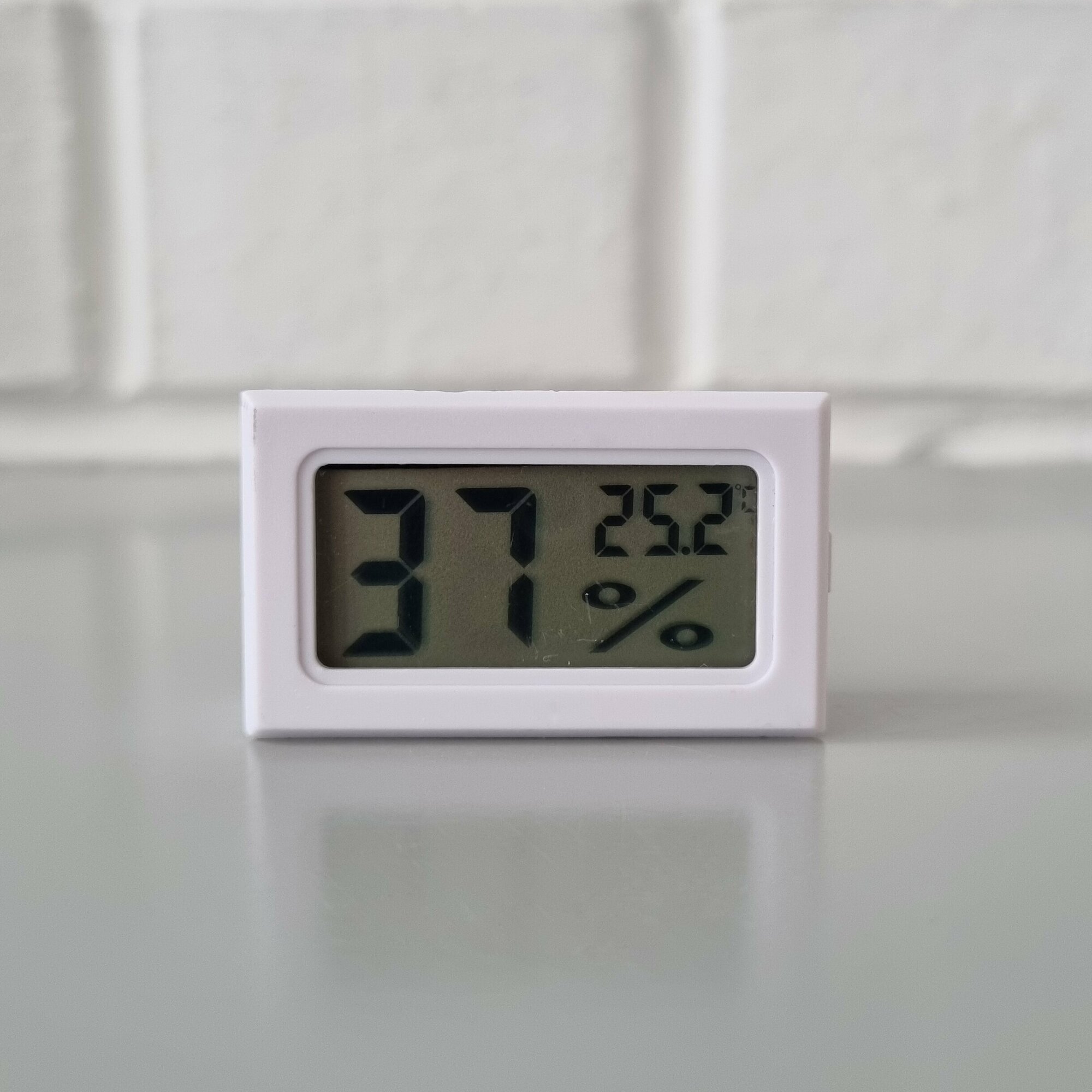 Термометр-гигрометр цифровой для дома, дачи, теплицы, террариума - фотография № 2