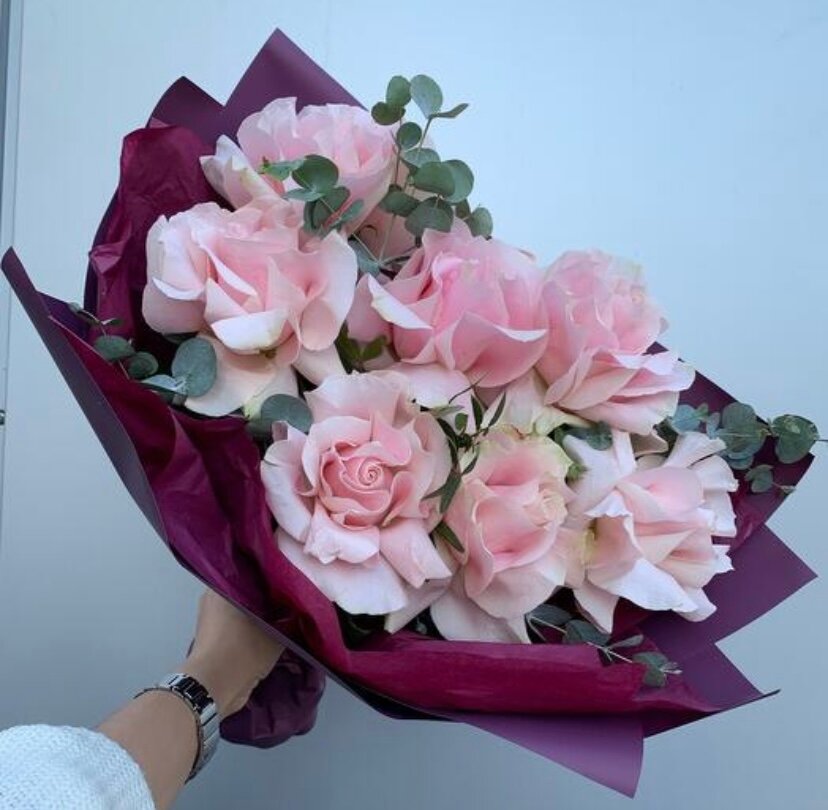 Букет живых цветов "Французские розы" NURA FLOWERS с ветвями эвкалипта оформление пленкой 7 роз