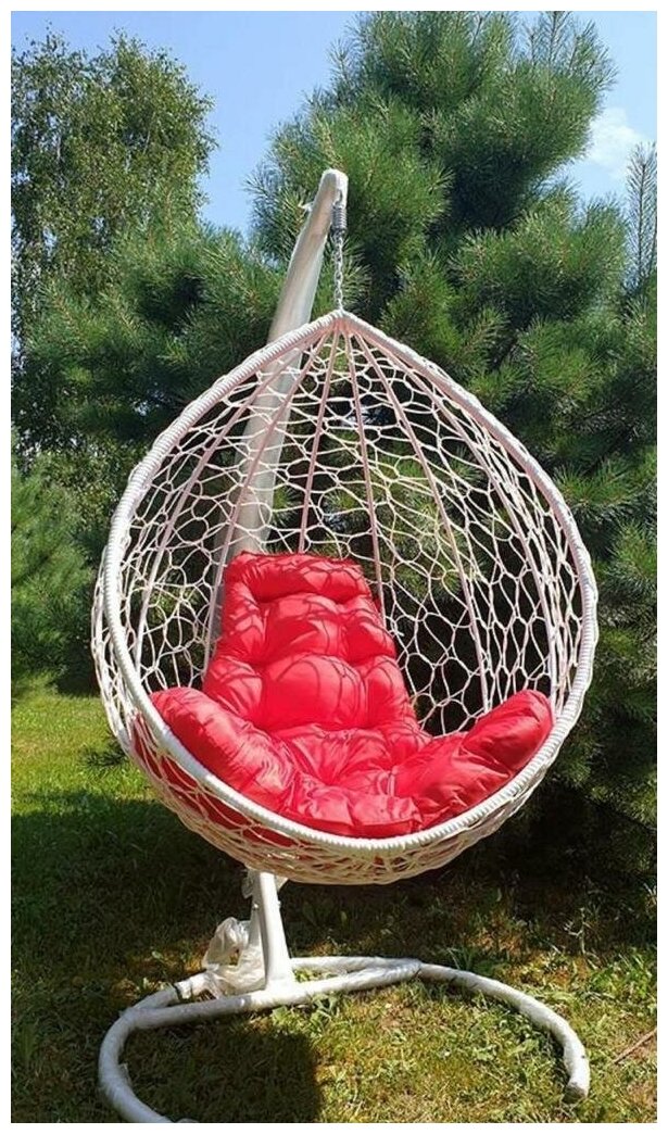 Подвесное кресло кокон с ротангом белое, подушка красная