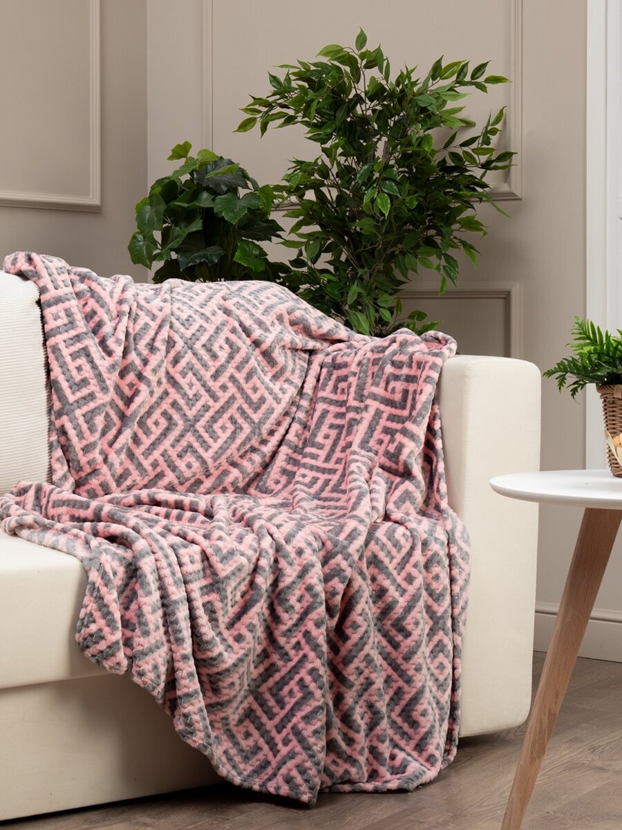 Плед TexRepublic Deco Lux 150х200 см, 2 спальный, велсофт, покрывало на диван, теплый, мягкий, серый, розовый с принтом лабиринт - фотография № 7