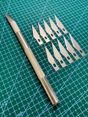 Макетный нож цанговый аллюминий с лезвием цв. серебро с набором сменных лезвий (10 шт.)