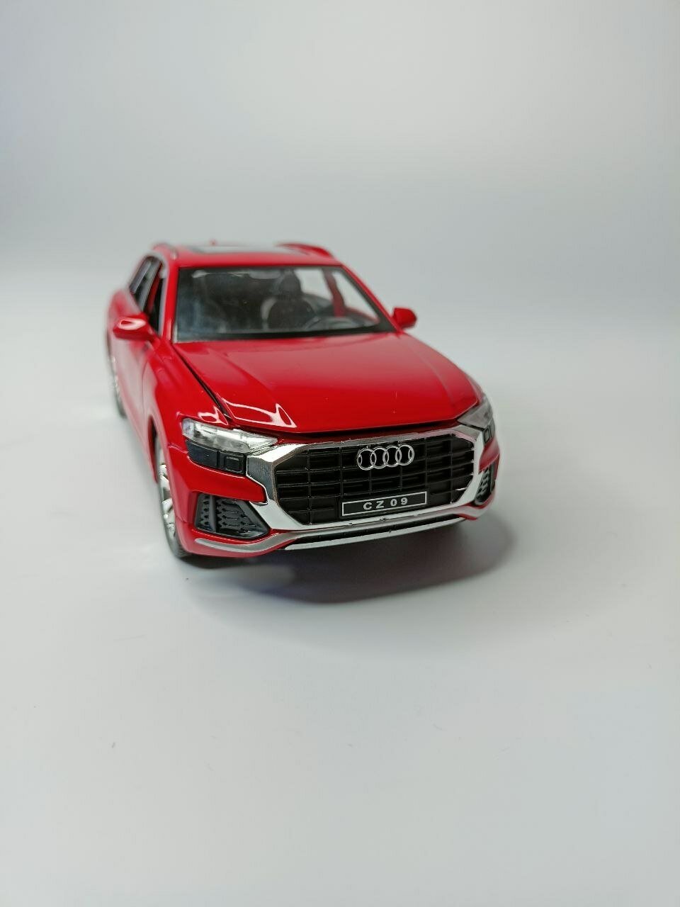 Коллекционная машинка игрушка металлическая Audi Q8 для мальчиков масштабная модель 1:24 красный