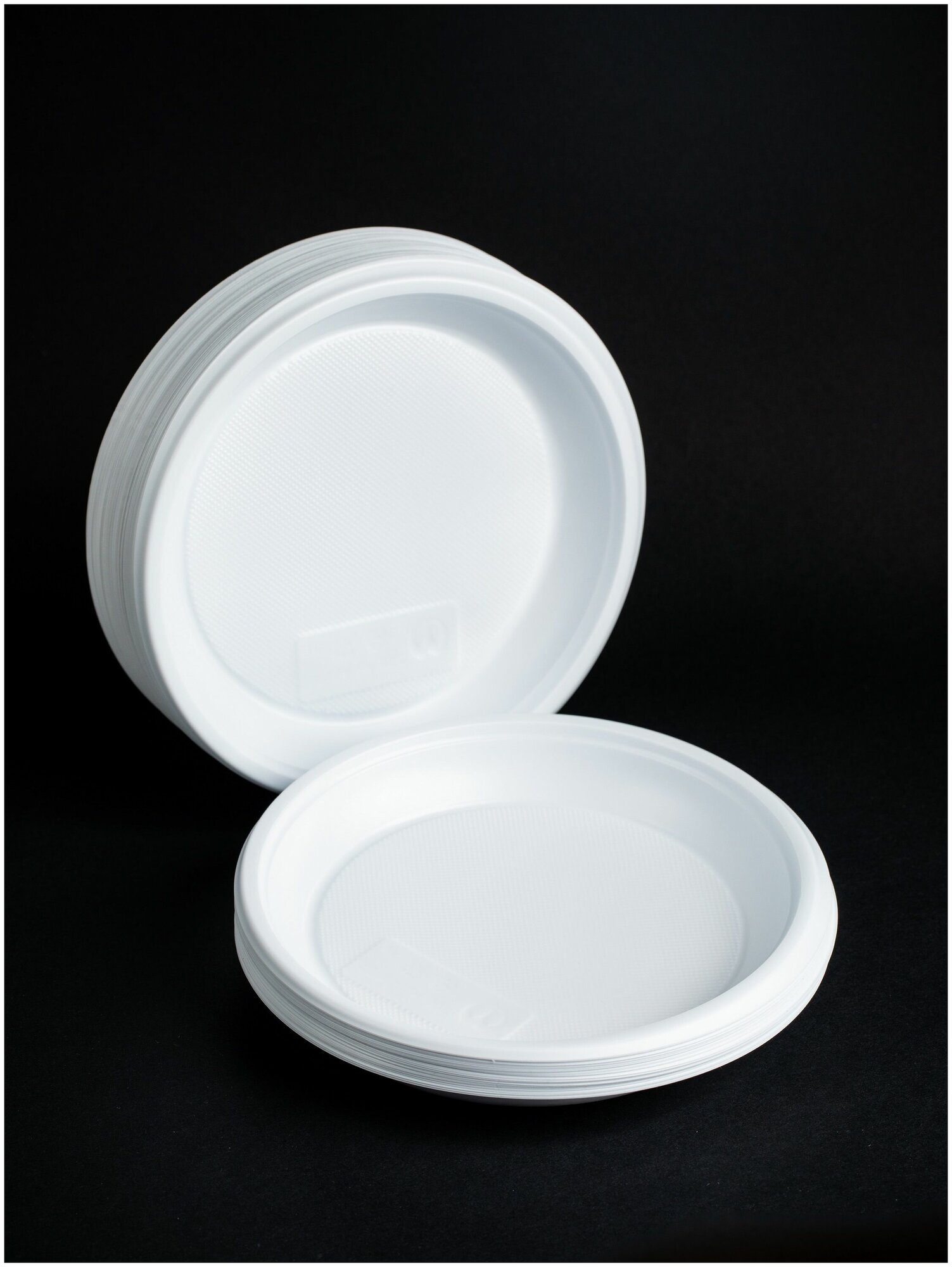 Набор одноразовых пластиковых тарелок 50 шт. для праздника нового года - фотография № 2