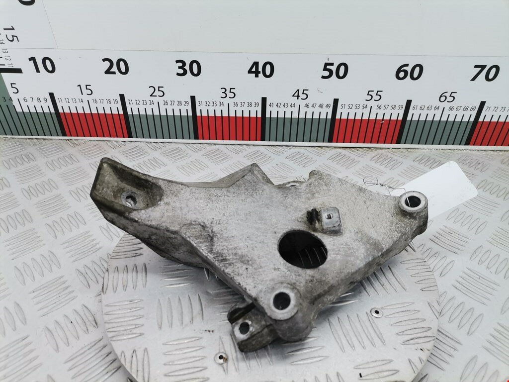Кронштейн (крепление лапа) двигателя BMW 1-Series (E81/E82/E87/E88) 22116775041 арт. 1993384