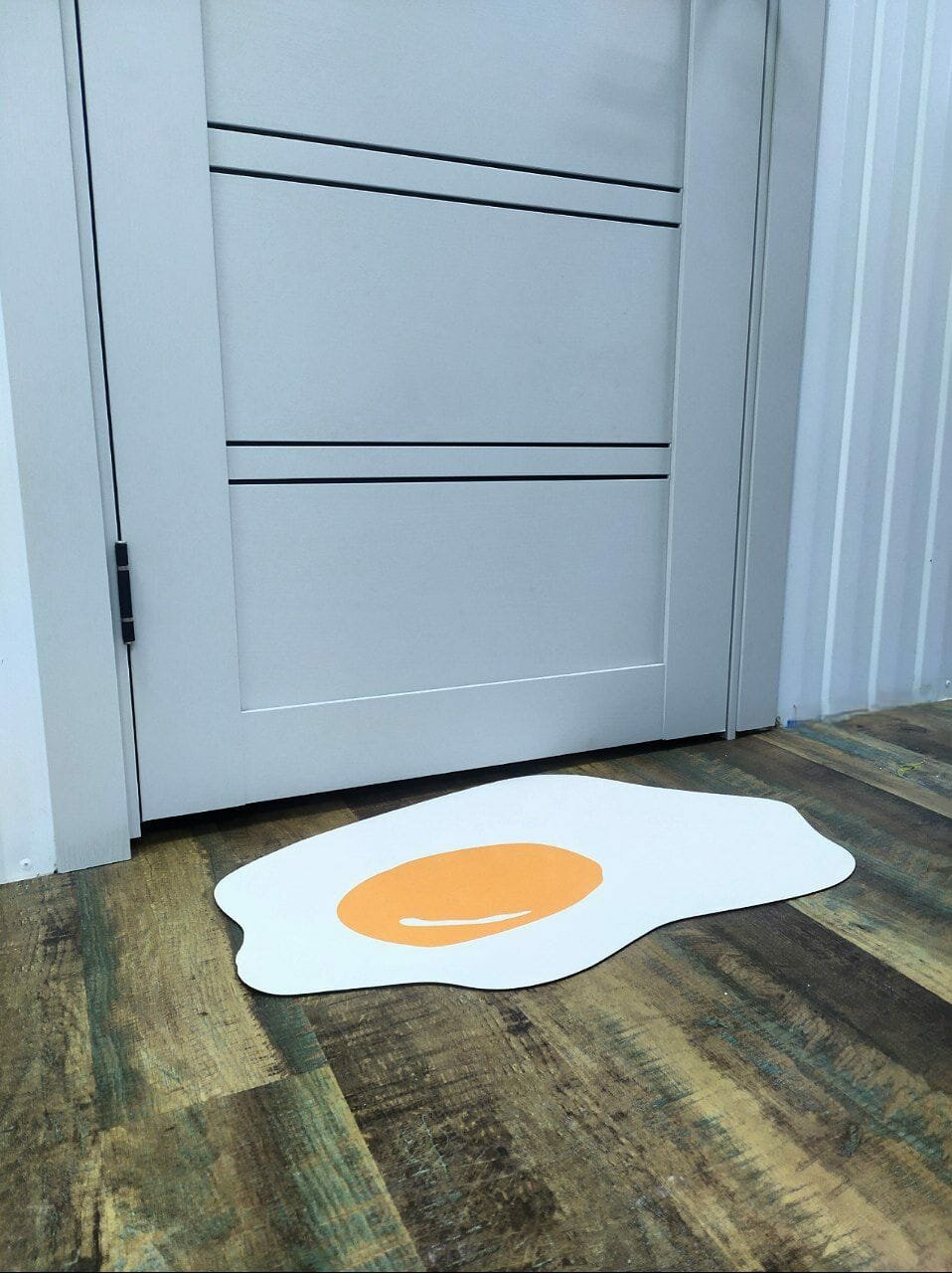 Быстросохнущий противоскользящий коврик, бело-желтый, размер 43х68 см. / Диатомитовый коврик яичница — фото 1