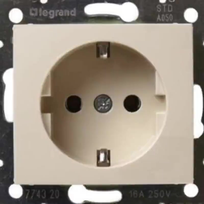 Розетка Legrand 4320 2шт, с заземлением и рамкой 2 с/к, цвет слоновая кость, скрытая установка — фото 1