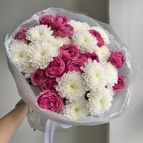 Изображение товара Букет из кустовых белых хризантем и розовых роз, красивый букет цветов, шикарный, премиум цветы, премиум букет