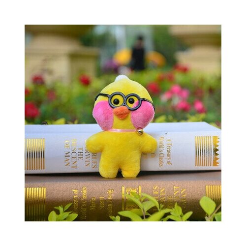 Мягкая игрушка брелок желтая уточка лалафан в очках 12 см уточка в очках мягкая игрушка в подарочном красном мешочке розовая