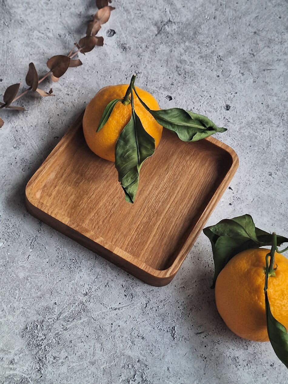 Маленький квадратный деревянный поднос из ясеня