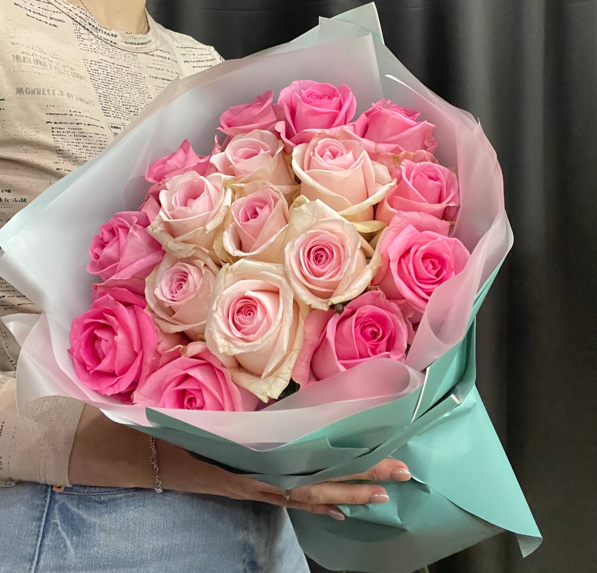 Яркий букет из 17 розовых роз двух оттенков в подарочном оформлении