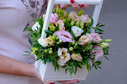 Изображение товара Композиция из эустомы в деревянном ящике