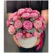 Пионовидная кустовая роза Леди Бомбастик с ароматным эвкалиптом в шляпной коробке.