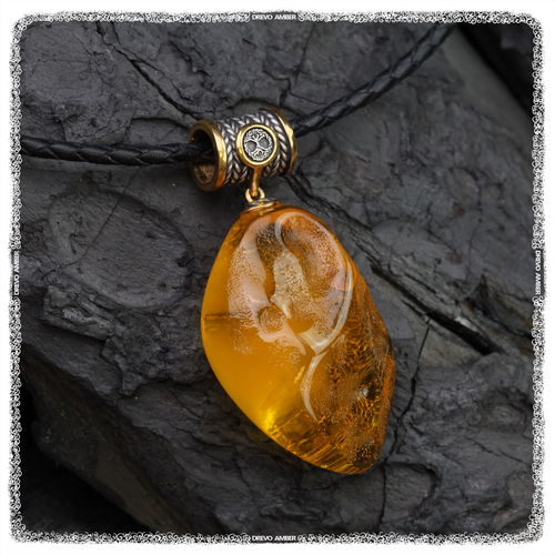 Колье DREVO Кулон «Древо Жизни» с янтарем на кожаном шнурке 16.95 гр., серебро, золото, 925 проба, золочение, янтарь, длина 10 см., золотой, серебряный