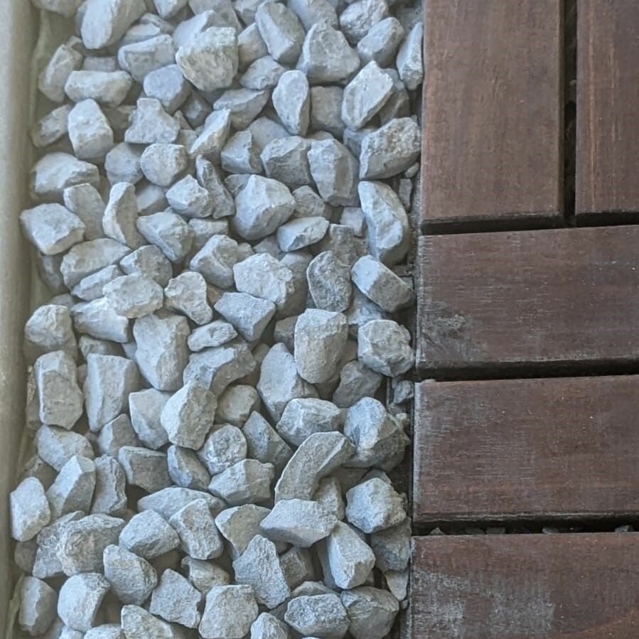 фото Мраморный щебень черный для аквариума, балкона, цветов и кашпо, украшения клумб, фракция средняя,10-20, 5 кг