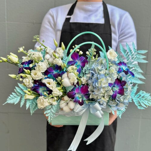 Изображение товара Композиция Rybe-Flowers, авторская, с эустомой, в сумочке, 17 цветов