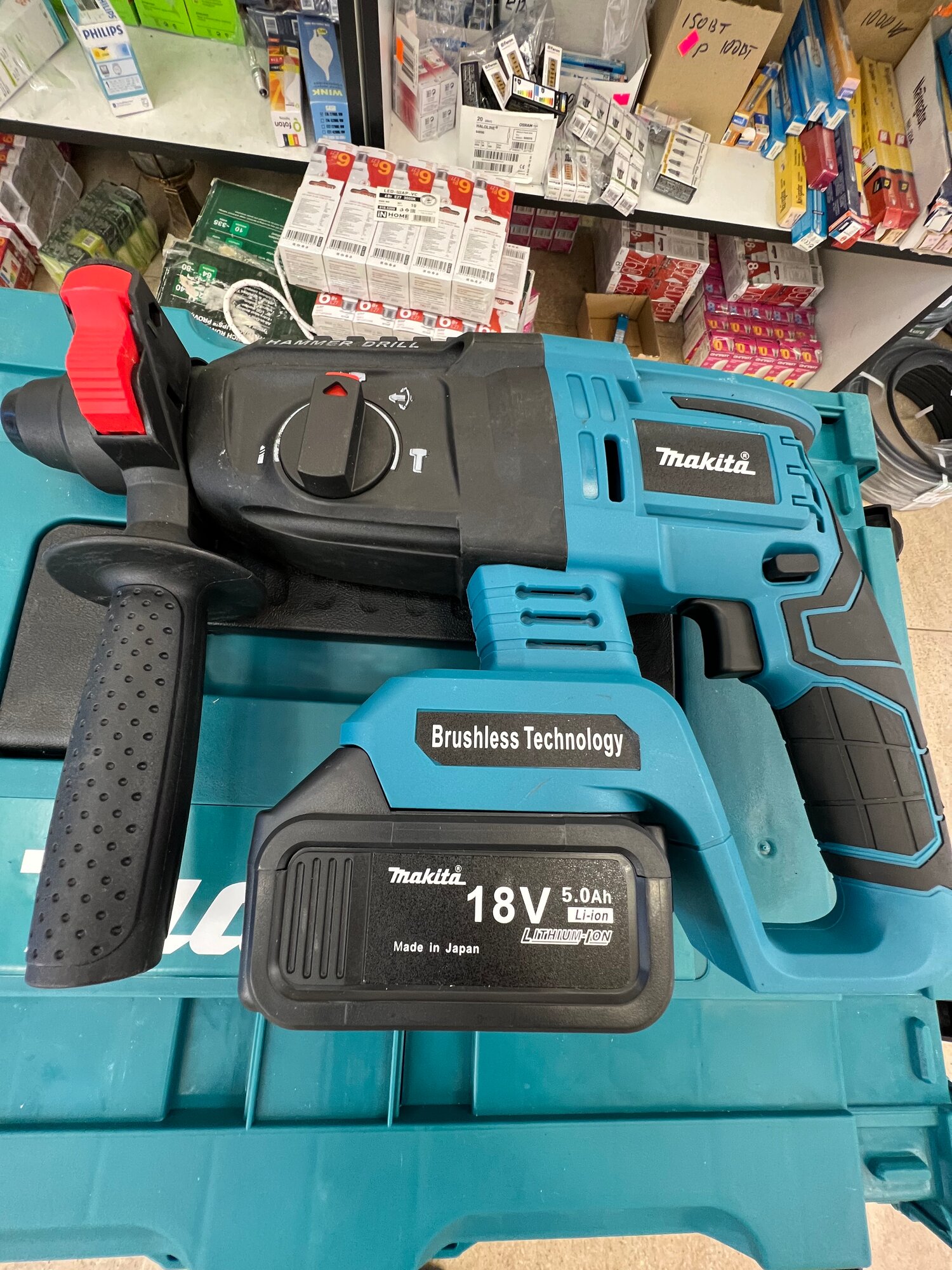 Изображение Набор аккумуляторного электроинструмента Makita 3 в 1, болгарка УШМ, дрель-перфоратор гайкаверт