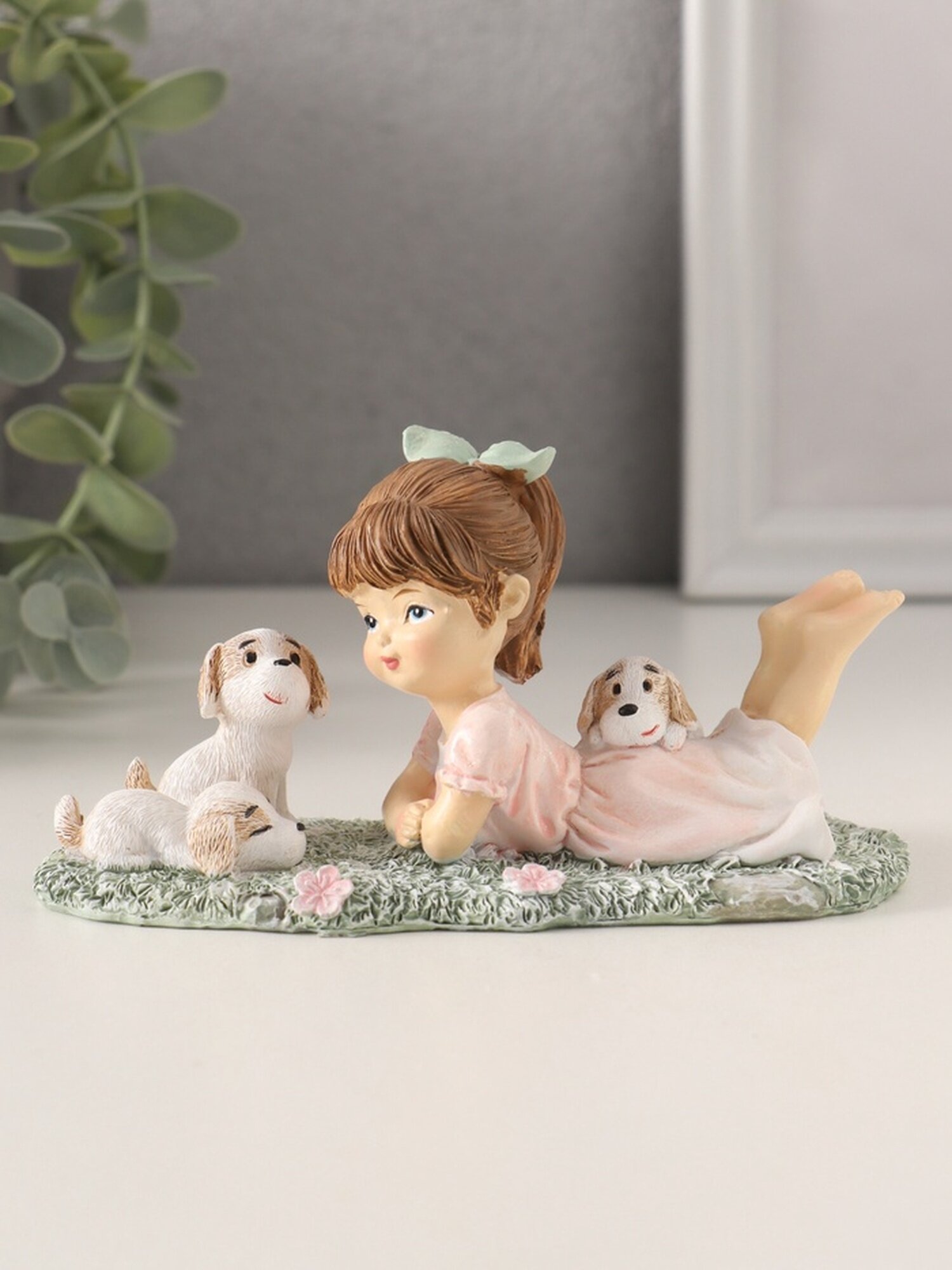 Фигурка полистоун «Малышка в розовом платье на лужайке с щенятами» 13×6×7 см