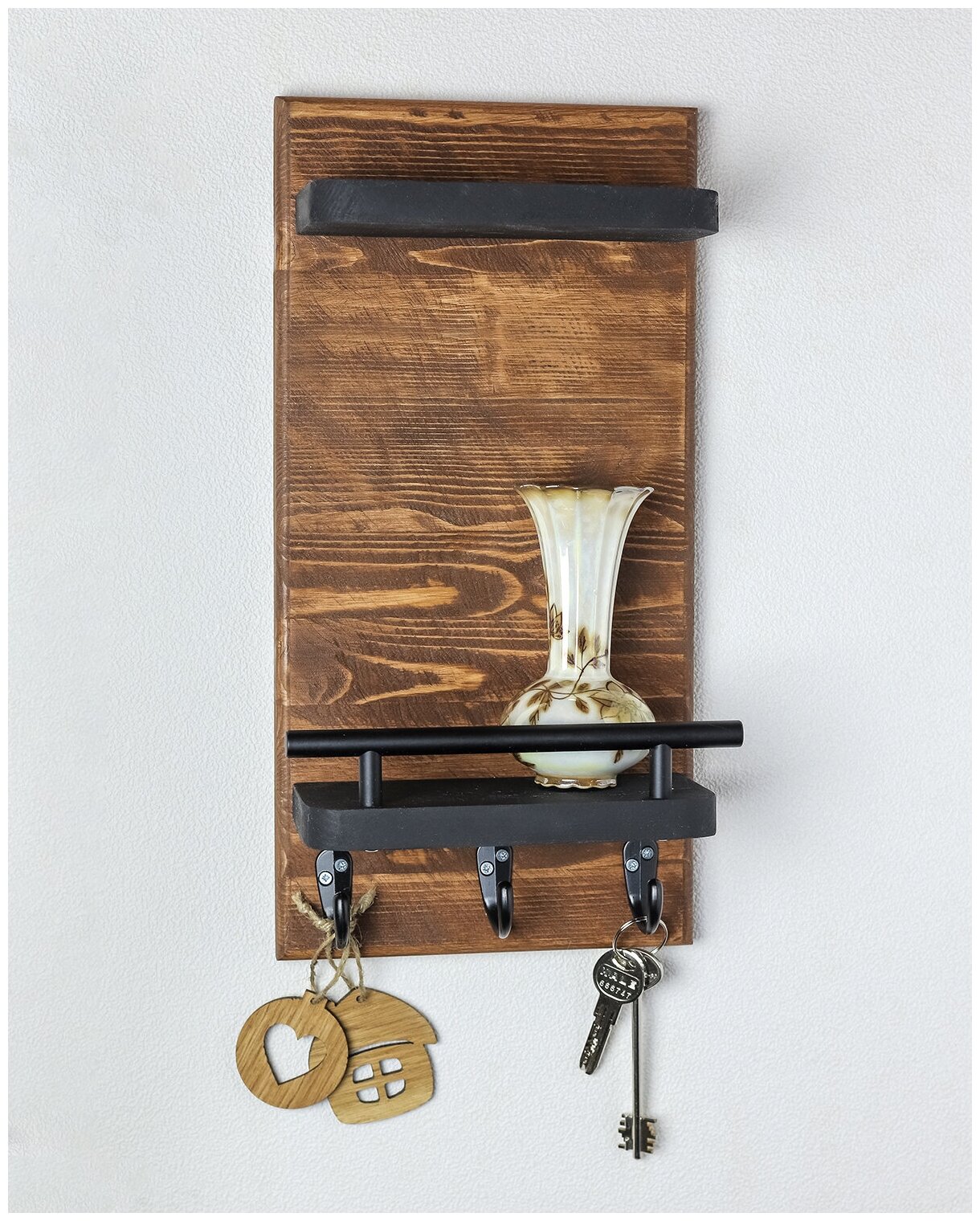 Ключница настенная деревянная с полкой и крючками для дома