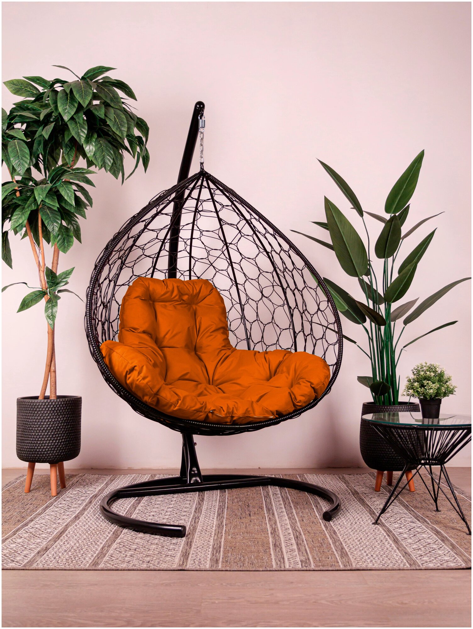 Подвесное кресло m-group XL ротанг чёрное, оранжевая подушка - фотография № 1