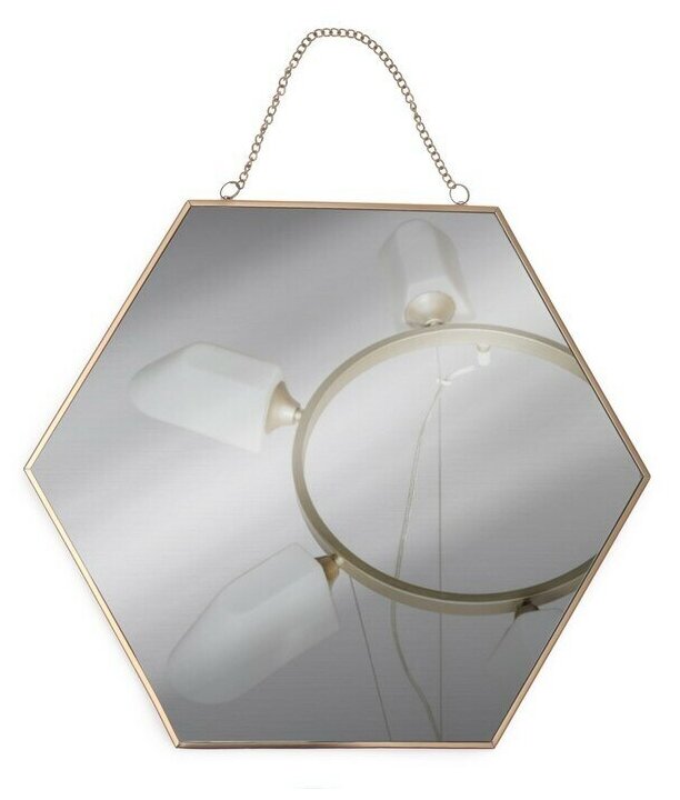 фото Зеркало настенное «Изящная геометрия», зеркальная поверхность 25 × 28 см, цвет золотистый