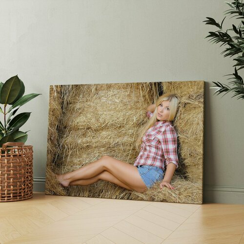 Картина на холсте (ножки блондинка на сене в поле девушки ноги) 20x30 см/для интерьера/в комнату/на стену/в подарок