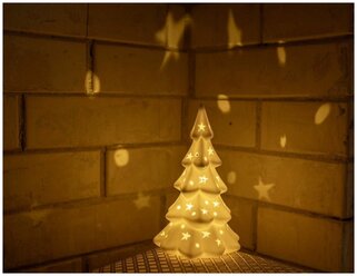 Светящаяся новогодняя статуэтка елка снежный крем, керамика, белая, тёплый белый LED-огонь, 17х10 см, батарейки, Sigro