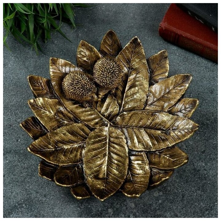 Подставка конфетница "Пара ежей на тарелке из листьев" золото, 24х24х6,5см - фотография № 1