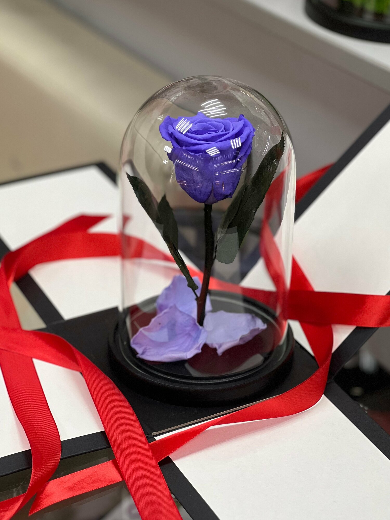 "Сиреневая мини-роза в колбе " в подарочной коробке с вау-эффектом /21 см / Живет 5 лет