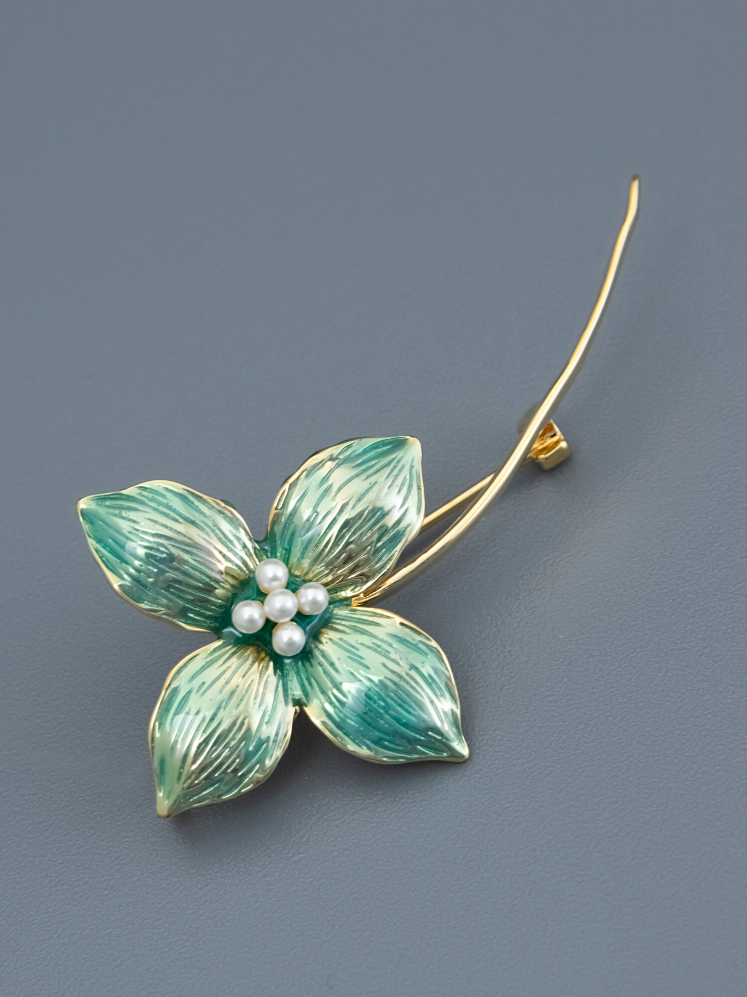 Брошь ЖемАрт, жемчуг имитация, 1 шт., золотой, зеленый, белый — фото 1