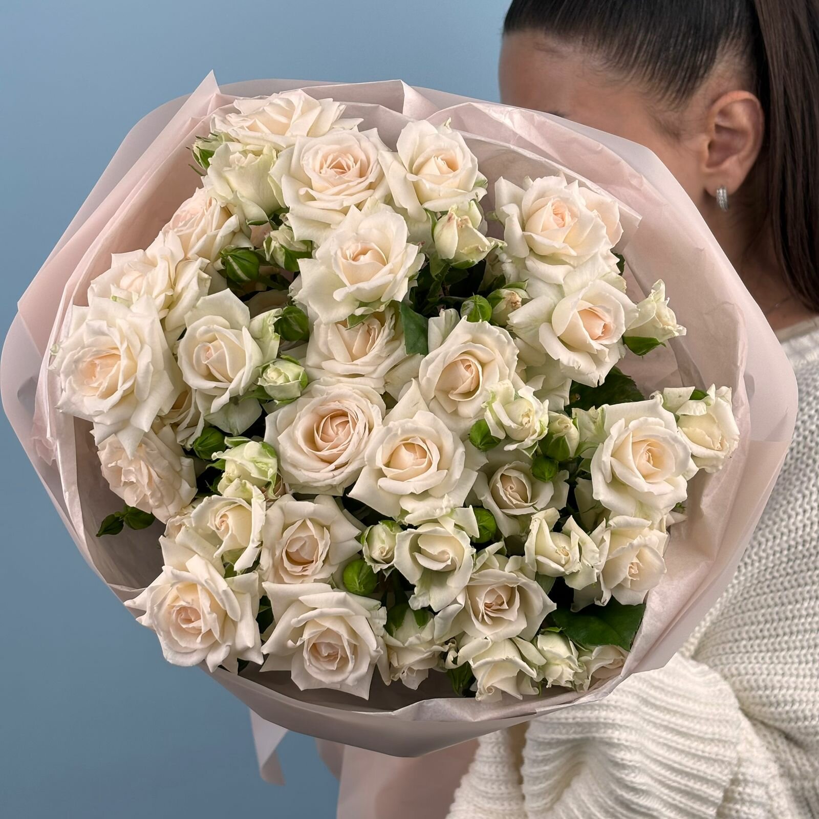 Нежный букет из кустовых роз
