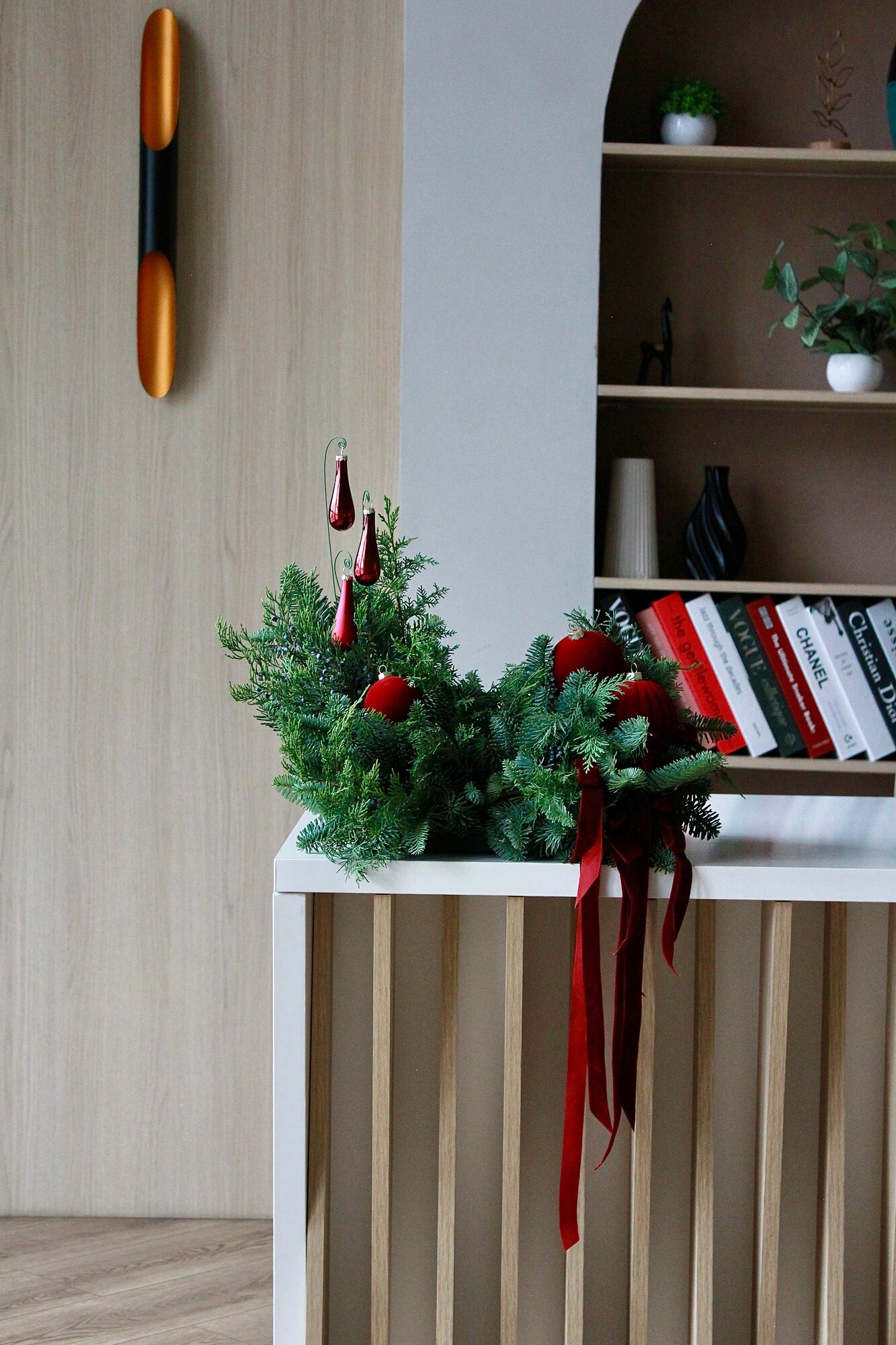 Композиция KLUMBA.MOSCOW, натуральная хвоя, красный цвет, высота 35 см, длина 45 см