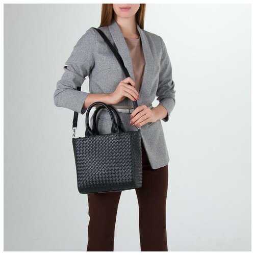 фото Сумка женская, отдел на молнии, наружный карман, длинный ремень, цвет чёрный savio