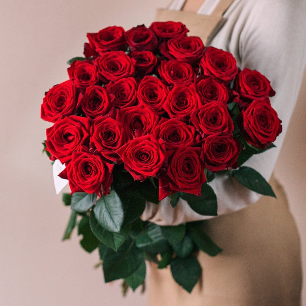 25 красных роз Ред Наоми 70 см